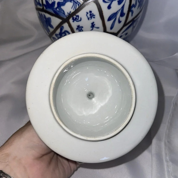 Chinese Blue and White Lidded Jar Hand Painted with Floral and Leaf - Picture 9 of 11